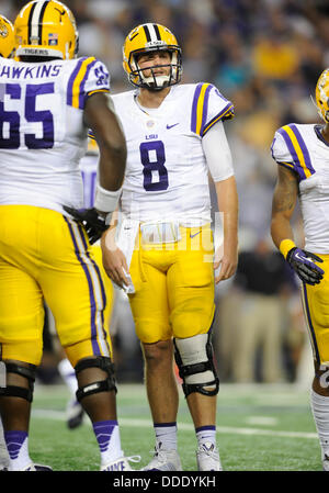31 août 2013 : LSU Tigers quarterback Zach Mettenberger # 8 au cours de l'assemblée annuelle classique jeu de cowboys NCAA LSU Tigers entre le et le TCU Horned Frogs à ATT Stadium à Arlington, TX défait LSU TCU 37-27 Banque D'Images