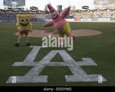 1 septembre 2013 - Los Angeles, Californie, USA - Los Angeles, CA - le 31 août : SpongeBob (L) et Patrick sur le terrain avant le match entre la MLB Padres de San Diego et à Los Angeles au Dodger Stadium le 31 août 2013 à Los Angeles, en Californie..ARMANDO ARORIZO. (Crédit Image : © Armando Arorizo ZUMAPRESS.com)/Prensa Internacional/ Banque D'Images