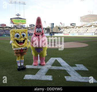 1 septembre 2013 - Los Angeles, Californie, USA - Los Angeles, CA - le 31 août : SpongeBob (L) et Patrick sur le terrain avant le match entre la MLB Padres de San Diego et à Los Angeles au Dodger Stadium le 31 août 2013 à Los Angeles, en Californie..ARMANDO ARORIZO. (Crédit Image : © Armando Arorizo ZUMAPRESS.com)/Prensa Internacional/ Banque D'Images