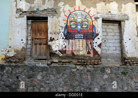 Street art graffiti d'un homme portant un masque balaclava en laine aux couleurs vives, sur le mur extérieur d'un bâtiment abandonné Banque D'Images