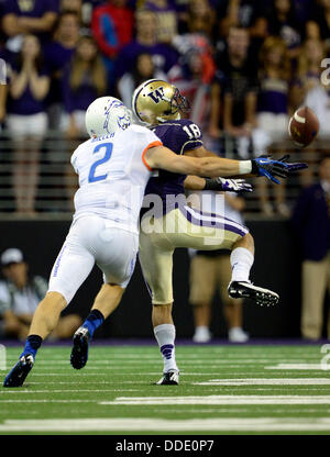 Le 31 août 2013..Boise State Broncos le receveur Matt Miller # 2 a un col rompu par Washington Huskies arrière défensif Gregory Ducre # 18 au stade Husky à Seattle, WA..Washington bat Boise State 38 - 6.George Holland / Cal Sport Media. Banque D'Images