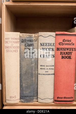 Ménage ménage Vintage livres sur l'étagère d'un magasin d'objets d'occasion datant de 1930, des années 1940, le Pays de Galles UK Banque D'Images