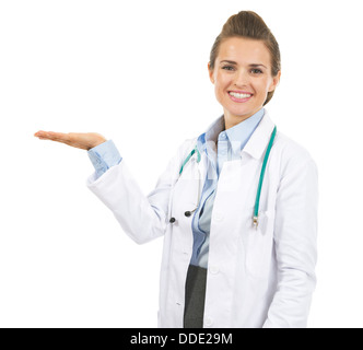 Smiling doctor woman presenting quelque chose sur palm vide Banque D'Images