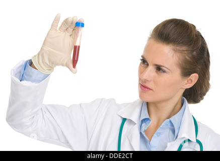 Femme médecin à la recherche de tube à essai Banque D'Images