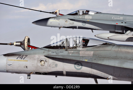 Royal Canadian Air Force CF-18 Hornet affectés à l'appui tactique de faire le plein au cours de l'exercice Vigilant Eagle 28 Août 2013 dans l'air au-dessus de Cold Lake, Alberta, Canada. Banque D'Images