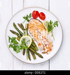 Pavé de saumon aux asperges on white plate Banque D'Images