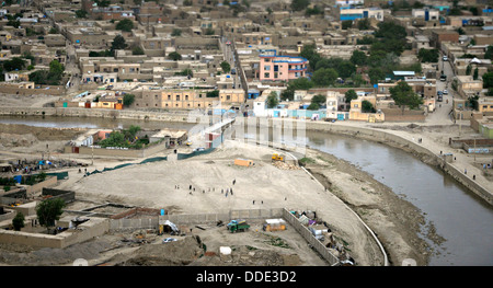 Une vue aérienne de maisons le long de la rivière Kaboul, 13 mai 2013 à Kaboul, Afghanistan. Banque D'Images