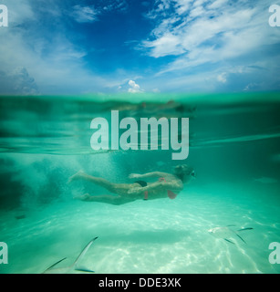 Femme en apnée dans une lagune tropicale Banque D'Images