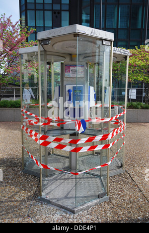 Téléphone public fermé fort La Defense Paris France Banque D'Images