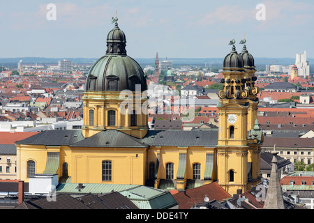 Vue aérienne sur Munich et l'église baroque Theatine. Banque D'Images