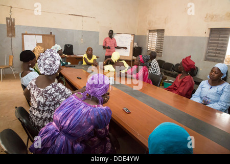 La microfinance. Les femmes qui reçoivent l'instruction dans la façon d'estimer les coûts de la plantation et la fertilisation d'une récolte. Kaymor, Sénégal Banque D'Images