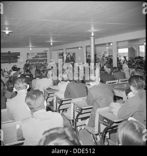 Manzanar Manzanar, Centre de réinstallation, en Californie. Le Lieutenant Eugène Bogard expliquant l'inscription . . . 536721 Banque D'Images