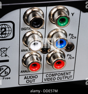 Prises RCA/phono à l'arrière de l'appareil vidéo. Banque D'Images