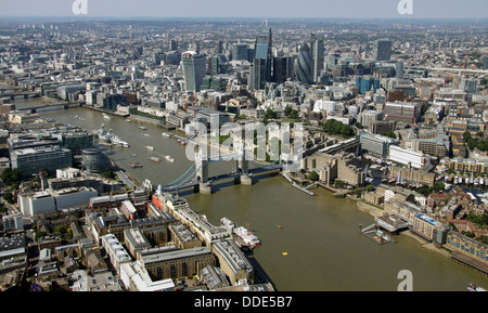 Vue aérienne de la Tamise, Tower Bridge et de la ville de London business area Banque D'Images