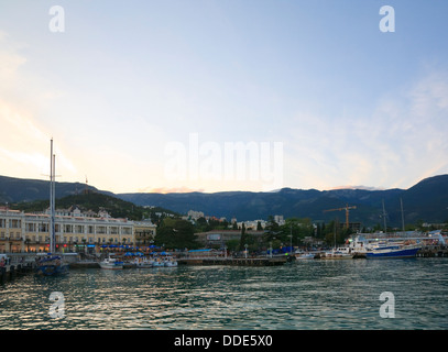 Soir de la ville de Yalta (Crimée, Ukraine remblai). Banque D'Images