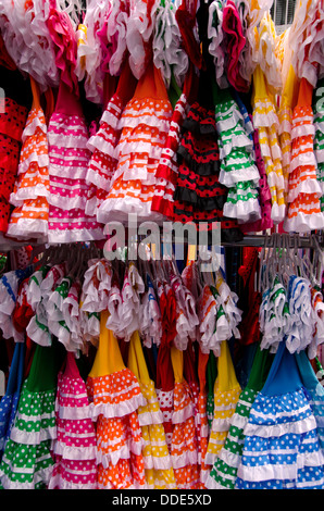 Robes de Flamenco en vente en boutique touristique de Nerja, Andalousie, espagne. Banque D'Images