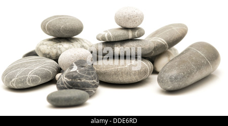 Balancing pebbles isolé sur fond blanc Banque D'Images