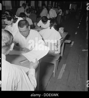 Manzanar Manzanar, Centre de réinstallation, en Californie. Partie d'une classe sous le programme d'éducation des adultes . . . 538094 Banque D'Images