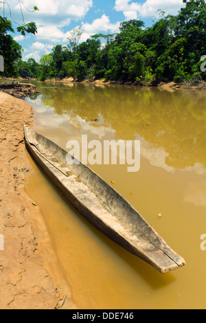 À côté de la pirogue de Cononaco Rio en Amazonie équatorienne Banque D'Images