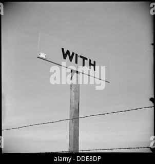 Près de Loomis, en Californie. Slap le Jap avec Ferraille Burma Shave signe sur l'autoroute. La populati . . . 536529 Banque D'Images