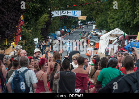 Balcombe, West Sussex, UK. 1er septembre 2013. Il 'Tapis', se sont réunis à Balcombe foules à cet événement chant Anti fracturation attendent l'arrivée de plusieurs résidents et passagers train Balcombe de Brighton à les rejoindre à partir de la colline puisque l'augmentation du nombre. La fracturation anti écologistes protestent contre les forages d'essai par Cuadrilla sur le site de West Sussex qui pourraient mener à la processus de fracturation controversée. Camping de la route continue à grandir en taille avec plus de tentes qui arrivent chaque jour Crédit : David Burr/Alamy Live News Banque D'Images