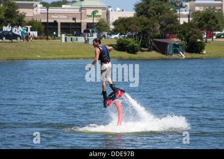 Myrtle Beach, Caroline du Sud, USA. 31 août : les manifestations de sports d'Hydrofly Flyboard pour toutes les personnes présentes à la 8e conférence annuelle de Myrtle Beach Beach Boogie et BBQ festival at Market Commons Banque D'Images