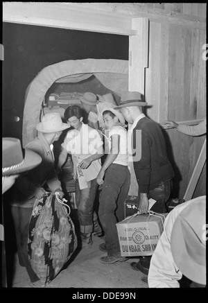 Poston, Arizona. Bagage appartenant aux personnes évacuées d'origine japonaise est livré à leurs casernes . . . 536289 Banque D'Images