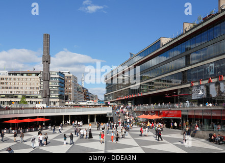 Stockholm, Suède. Les gens réunis à l'sergel torg en face de kulturhuset (maison de la culture) Banque D'Images