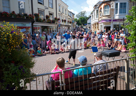 Un jongleur divertit les foules à Sidmouth Folk Festival, Devon, UK Banque D'Images