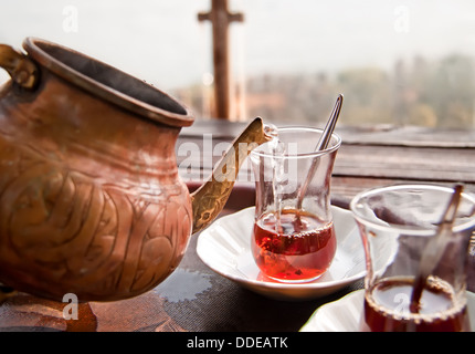 Boire thé turc traditionnel avec du thé turc tasse et théière en cuivre Banque D'Images