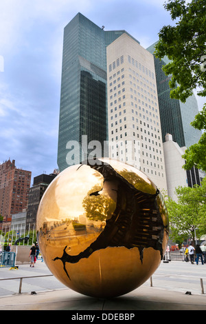 Dans Sphère Sphere sculpture par Arnaldo Pomodoro au Siège de l'ONU, à Manhattan, New York City, USA. Banque D'Images