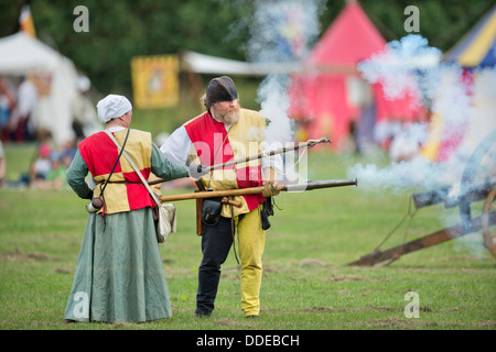 Le "Berkeley" reinactments escarmouche médiéval au château de Berkeley près de Gloucester où le 500e anniversaire de la bataille de Fl Banque D'Images