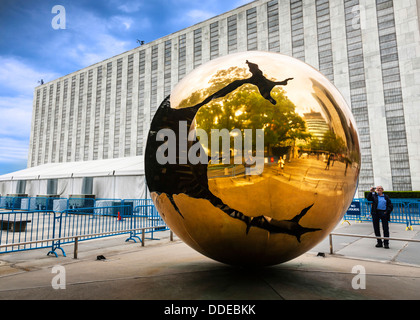 Dans Sphère Sphere sculpture par Arnaldo Pomodoro au Siège de l'ONU, à Manhattan, New York City, USA. Banque D'Images