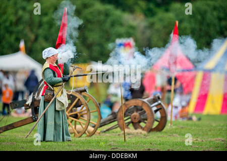 Le "Berkeley" reinactments escarmouche médiéval au château de Berkeley près de Gloucester où le 500e anniversaire de la bataille de Fl Banque D'Images