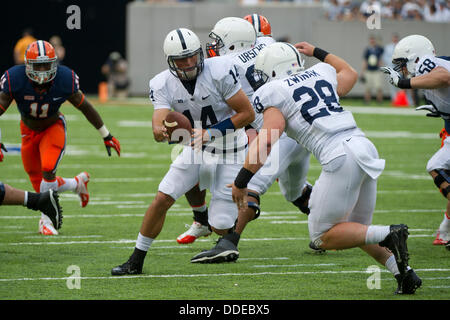 July 30, 2013 - East Rutherford, NJ, États-Unis - 31 août 2013 : Penn State Nittany Lions quarterback Christian Hackenberg (14) mains le ballon à Penn State Nittany Lions d'utiliser de nouveau Zach Zwinak (28) pendant le jeu entre Penn State Nittany Lions et Syracuse Orange à rencontré Life Stadium à East Rutherford, New Jersey. Penn State Nittany Lions à l'encontre de l'Orange de Syracuse 23-17. Banque D'Images