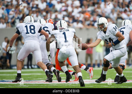 July 30, 2013 - East Rutherford, NJ, États-Unis - 31 août 2013 : Penn State Nittany Lions quarterback Christian Hackenberg (14) les mains hors de l'Université Penn State Nittany Lions d'utiliser de nouveau le projet de loi Belton (1) pendant le jeu entre Penn State Nittany Lions et Syracuse Orange à rencontré Life Stadium à East Rutherford, New Jersey. Penn State Nittany Lions à l'encontre de l'Orange de Syracuse 23-17. Banque D'Images