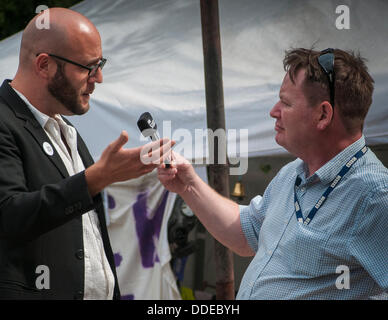 Balcombe, West Sussex, UK. Du 1er septembre 2013. Le 'Tapis' Balcombe. Organisateur de l'événement Simon Welsh est interviewé par la BBC Simon Jenkins. La fracturation anti écologistes protestent contre les forages d'essai par Cuadrilla sur le site de West Sussex qui pourraient mener à la processus de fracturation controversée. Camping de la route continue à grandir en taille avec plus de tentes qui arrivent chaque jour Crédit : David Burr/Alamy Live News Banque D'Images