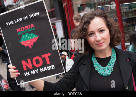 Londres, Royaume-Uni. 01 août, 2013. Les roumains et les environnementalistes en protestation contre les plans de Londres par le gouvernement roumain et les entreprises privées d'exploiter des réserves d'or à l'aide de la lixiviation au cyanure, dans la région de Rosia Montana en Transylvanie. Crédit : Paul Davey/Alamy Live News Banque D'Images