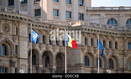 Drapeau roumain, avec l'OTAN et l'Union européenne, drapeaux, en face du Palais du Parlement. Banque D'Images