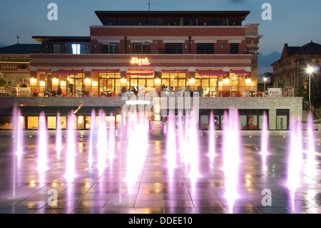 La place de la brasserie. L'abandon d'un ancien site industriel à Dorchester est d'être transformé en un nouveau brillant centre-ville avec ses restaurants et ses fontaines. Dorset Banque D'Images