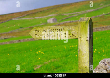 Sentier de Grande Shunner post de marqueur sur le Pennine Way en Thwaite, Yorkshire du Nord, Yorkshire Dales National Park, England, UK. Banque D'Images