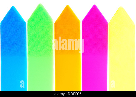 Papier coloré de surligneurs flèche isolated on white Banque D'Images