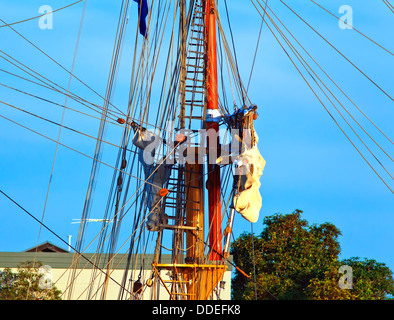 Grands Voiliers néerlandais amarré au quai sur la rivière Port à Port Adelaide (Australie) Banque D'Images