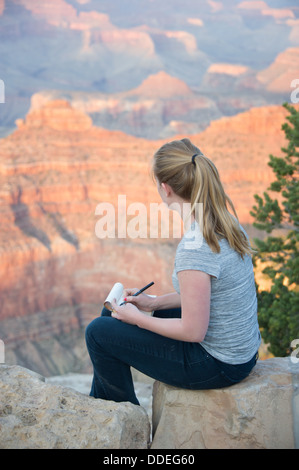 Jeune femme Dessin Grand Canyon Banque D'Images