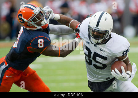 East Rutherford, NJ, USA. Août 31, 2013. July 30, 2013 - East Rutherford, NJ, États-Unis - 31 août 2013 : Penn State Nittany Lions wide receiver Brandon Felder (85) bras rigide Orange Syracuse Keon évoluait Lyn (8) pendant le jeu entre Penn State Nittany Lions et Syracuse Orange à rencontré Life Stadium à East Rutherford, NEW JERSEY © csm/Alamy Live News Banque D'Images