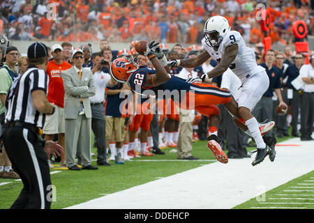 East Rutherford, NJ, USA. Août 31, 2013. July 30, 2013 - East Rutherford, NJ, États-Unis - 31 août 2013 : Le juge de ligne montres Penn State Nittany Lions Jordanie évoluait Lucas (9), d'un laissez-passer pour le receveur Orange Syracuse Adrian Flemming (22) pendant le jeu entre Penn State Nittany Lions et Syracuse Orange à rencontré Life Stadium à East Rutherford, New Jersey. Penn State Nittany Lions à l'encontre de l'Orange de Syracuse 23-17. © csm/Alamy Live News Banque D'Images