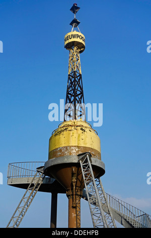 Bouée cardinale ouest / marque utilisée dans le pilotage maritime pour indiquer un risque de position et la direction de l'eau potable à Nieuport Banque D'Images