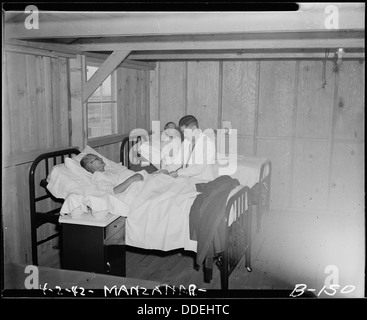 Manzanar Manzanar, Centre de réinstallation, en Californie. Docteur James Goto, Los Angeles médecin et médecin-chef . . . 536897 Banque D'Images