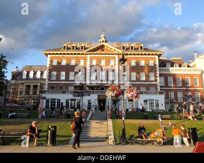 Les gens se détendre sur une soirée d'été à côté de la rivière Thames à Richmond, Londres Banque D'Images