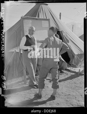 Manzanar Manzanar, Centre de réinstallation, en Californie. Le Lieutenant Harvey H. Severson (droite) de (la) mi . . . 536762 Banque D'Images